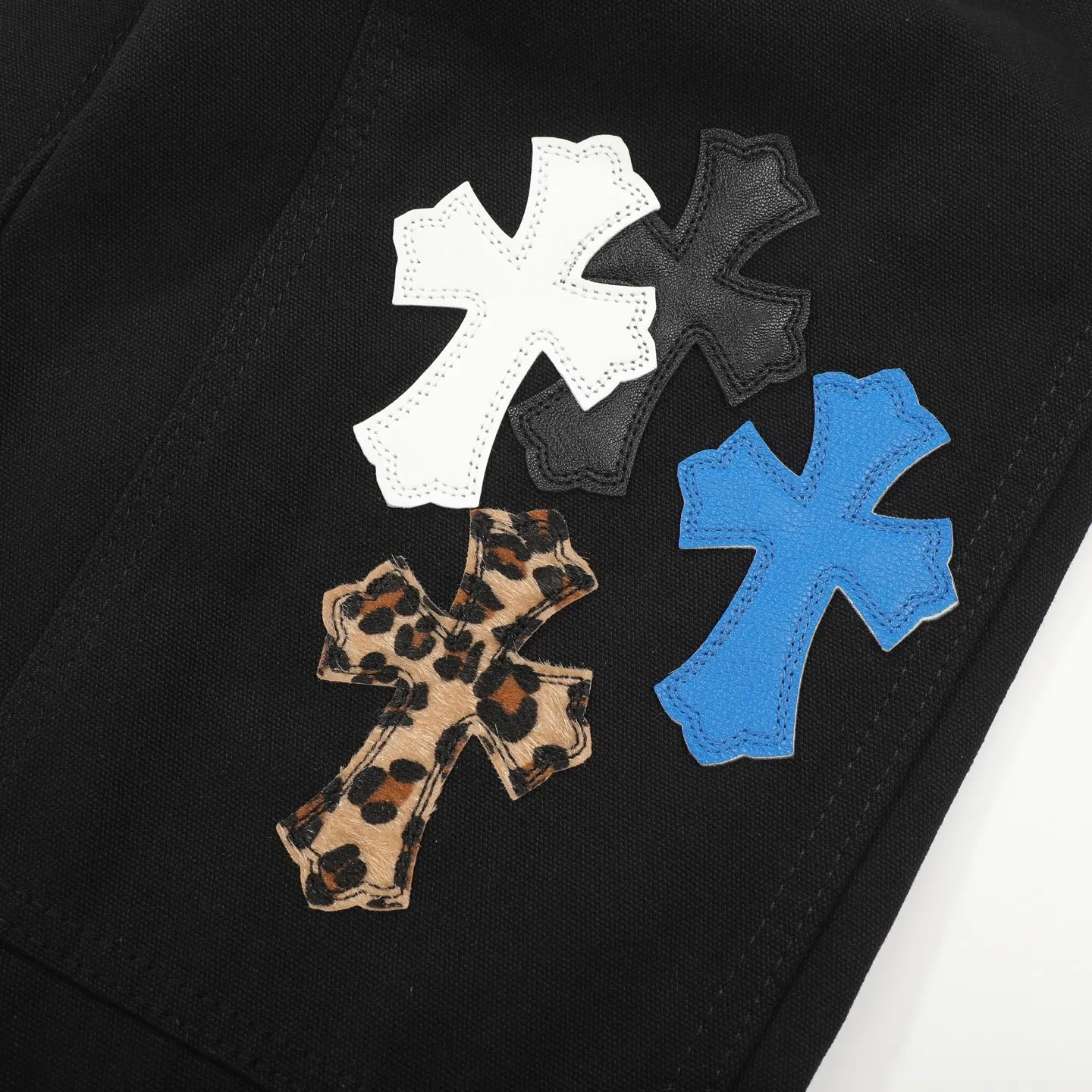 P280 ChromeHearts & ChromeHearts Patent Leather Spliced Blue White Leopard Print Cross Spliced Leather Straight Jeans Ceiling-Level Jeans Hard to Find at the Counter About Zangyin This is an extremely luxurious fashion brand that can also be called the aristocrat of the high street. It has always been an exclusive brand for some hipsters or the rich second generation. Compared with ordinary high streets, it is more luxurious and noble. Compared with luxury brands, it is more fashionable and individual. Top heavy industry fashion design has always been created in the high street luxury style. Speaking of this style, the Zangyin family and the GU family are definitely the leading representative brands. Especially the Zangyin family's creation of high-street style has really reached a state-of-the-art effect. The use of unique washed materials to create this style is already quite eye-catching. It is embellished with pink patchwork cross flowers, which cleverly highlights the brand's charm. Secondly, this style adopts a classic high-waist cut design, which highlights the long legs and fashionable temperament of the upper body. The brand is highly recognizable and the slim fit configuration is more suitable for daily wear. The personality will be fashionable and the specifications can be clearly interpreted. Needless to say, materials and craftsmanship. As an excellent craftsman brand, Zangyin’s requirements for details and craftsmanship are really perfect. The washed color of this model alone has gone through a lot of processes, not to mention the embellishment of denim appliqués. It is also purely handmade and sewn. Just like what they believe in, only handmade things have a soul. Only then does it have the meaning of dressing. A top-notch heavy-duty fashionable denim item. Size: 28/30/32/34/36 Waist: 69/74/79/84/89 Sitting: 97/102/107/112/117 Pants length: 102/104/106/108/110